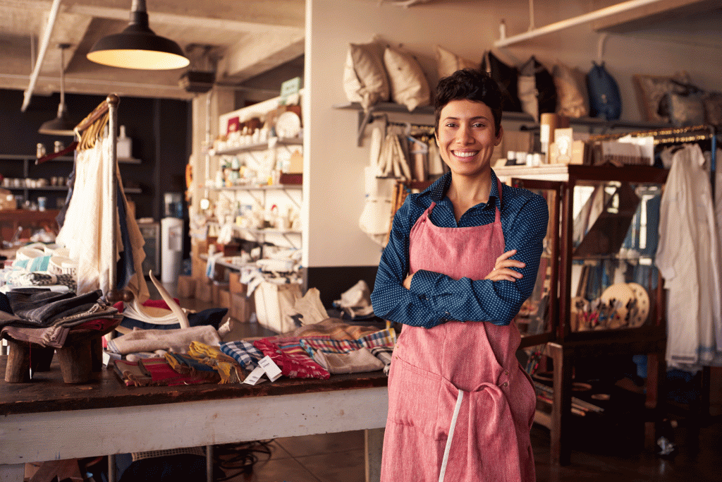 Mujer en su propia boutique ilustrando la idea de "Recursos para comenzar un pequeño negocio"