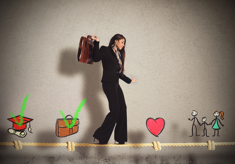 Mujer de negocios caminando sobre la cuerda floja representando la idea de alcanzar el equilibro entre trabajo y vida