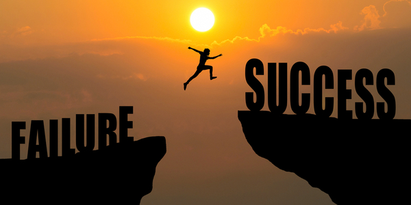 Hombre saltando precipicio con las palabras "failure" (fracaso) y "success" (éxito) para expresar la idea "superar el miedo"