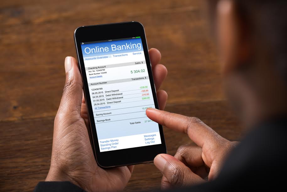 Mano usando la banca en linea en telefono movil