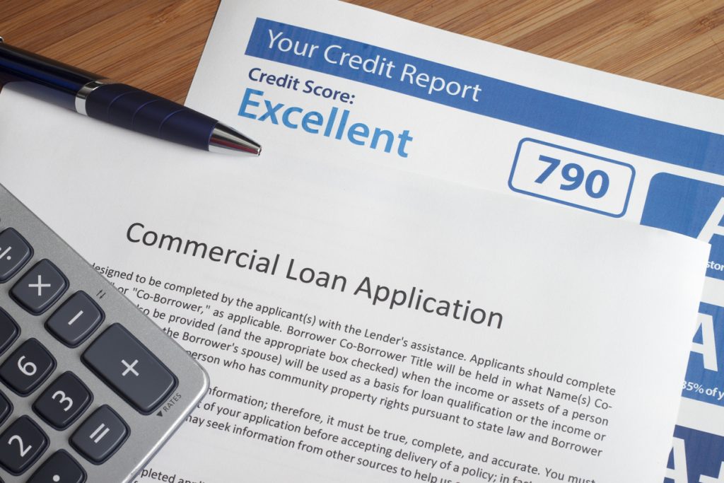 Reporte de credito con solicitud de prestamo sobre escritorio. Concepto: reporte de credito.