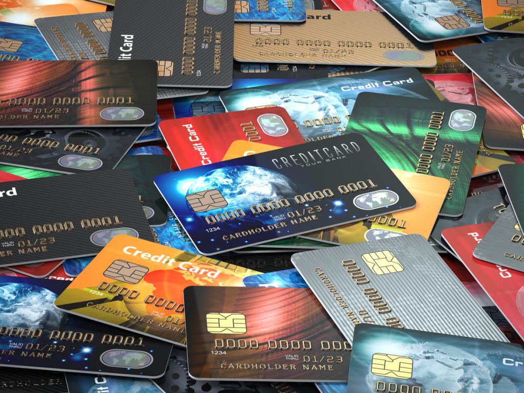 Montón de tarjetas de credito de múltiples colores. Concepto: tarjetas de credito comerciales.