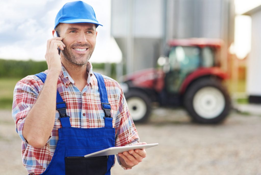 Granjero o proveedor de productos frescos hablando con un cleinte por teléfono. Concepto: Cuentas por cobrar