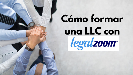 Equipo juntando manos con la leyenda "Cómo formar una LLC con LegalZoom" y el logotipo de LegalZoom en el fondo.