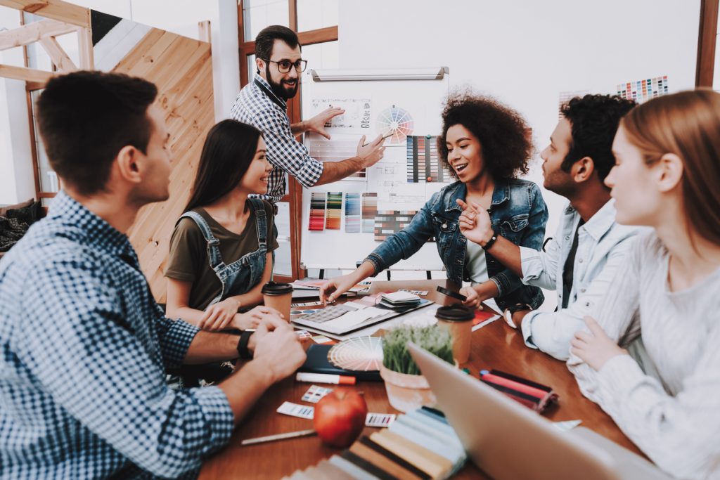 Presentación de estrategias de marketing en las oficinas multi-étnicas de un negocio de temporada. Concept: estrategias de marketing para negocios de temporada