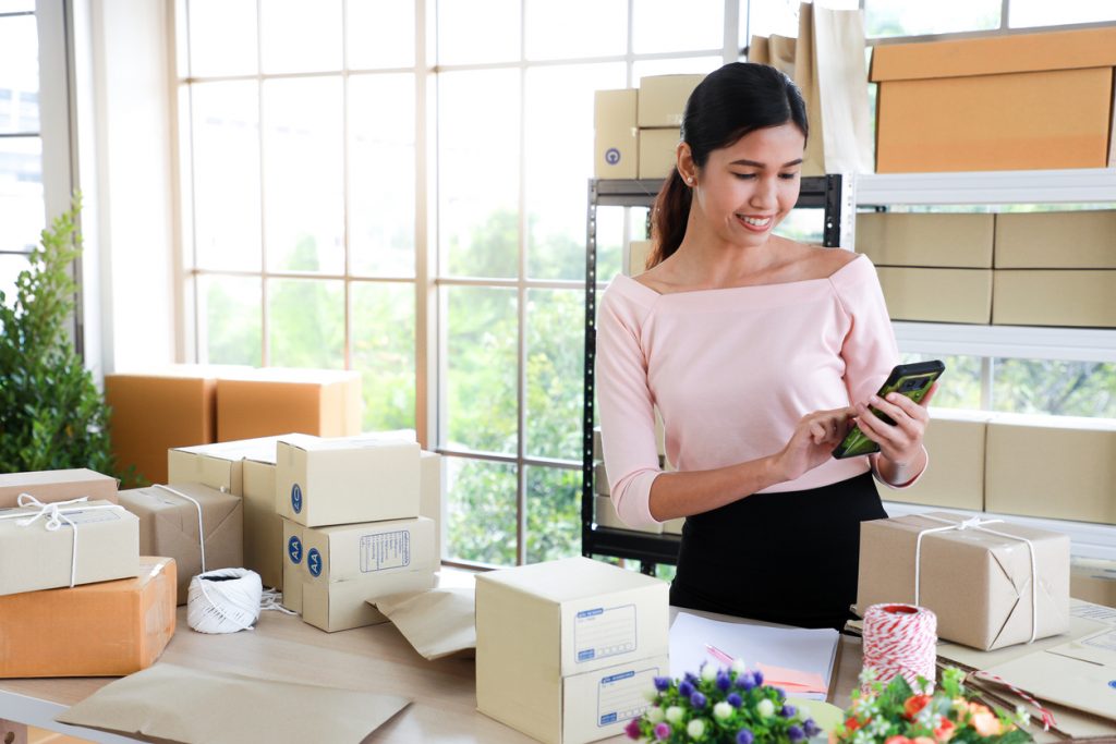 Empresaria revisando pedidos desde su tableta. Concepto: Sistema de Gestión de Relaciones con Clientes (CRM)