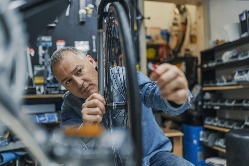 Técnico en taller de reparación de bicicletas. Concepto: Tarjetas de crédito o préstamos de Camino Financial