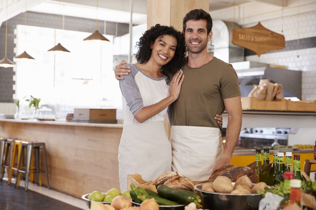 Retrato de una pareja dueña de una tienda de comida orgánica. Concept: apoya a las pequeñas empresas
