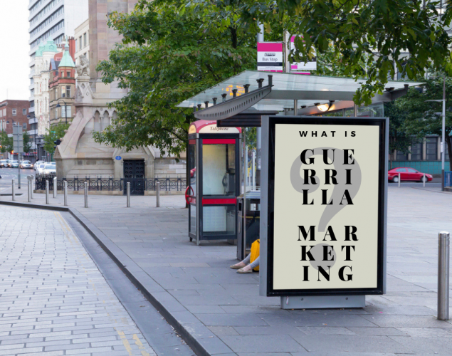 Anuncio en una parada de autobús en una ciudad. Concept: qué es el marketing de guerrilla
