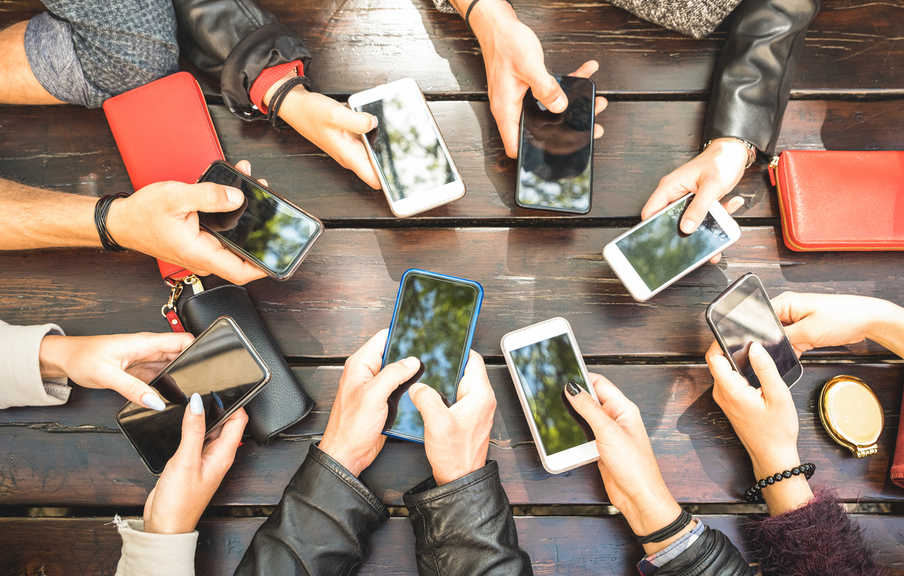 People group having fun together using smartphones - Detail of hands sharing content on social network with mobile smart phones - Technology concept with millennials online with cellphones. Concept: community, social media
