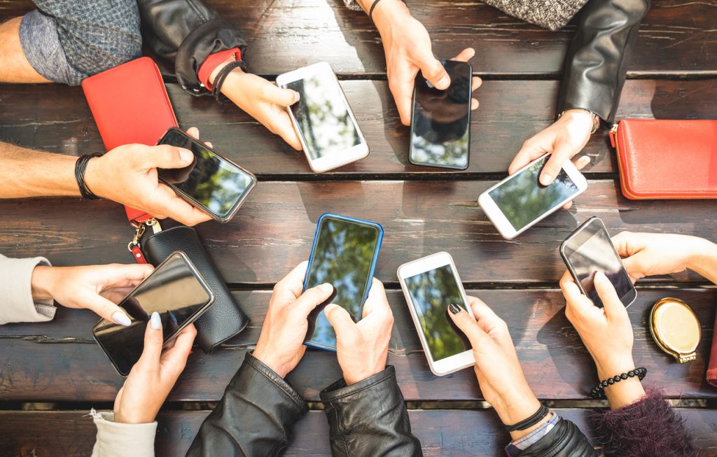 Grupo de personas divirtiéndose con sus cellares, comunidad de personas en redes sociales. Concept: comunidad, redes sociales