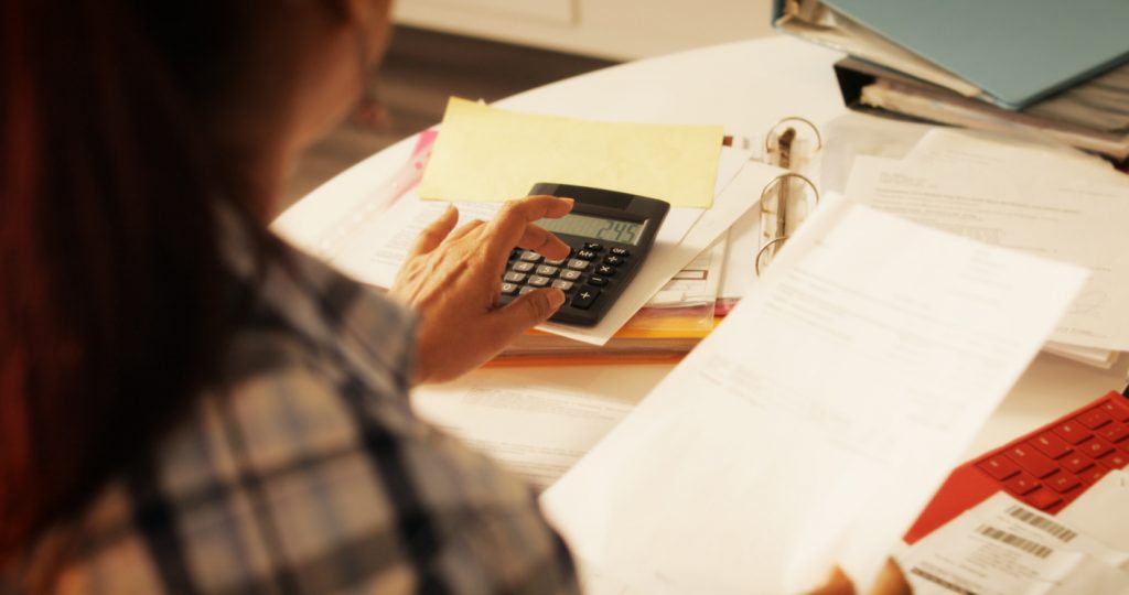Haciendo cuentas en banco, pagando deudas, finanzas, dinero.