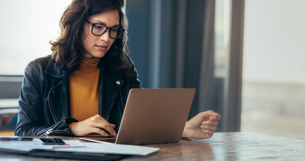 Woman woriking on laptop using budgeting software