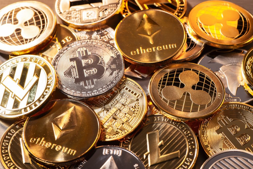 Muchas monedas de diferentes criptodivisas. concept: criptomonedas