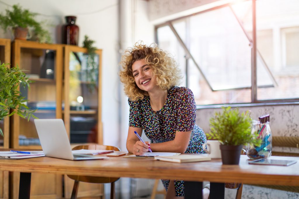 Mujer creativa en su estudio. Concepto: solopreneur.