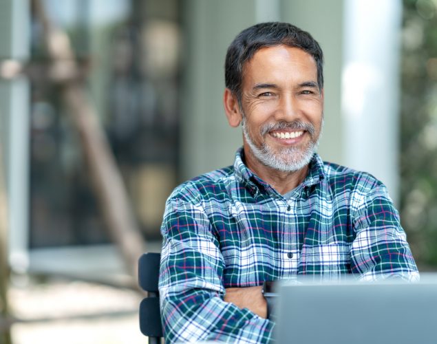 Retrato de un hombre mauro feliz, con barba mirando a la cámara, hispano latino. Cocnept: cómo empezar un negocio