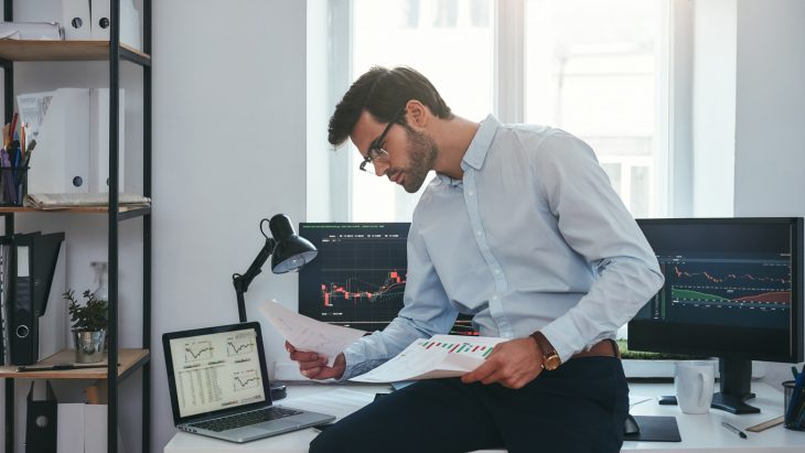 Young business man investing in the stock market