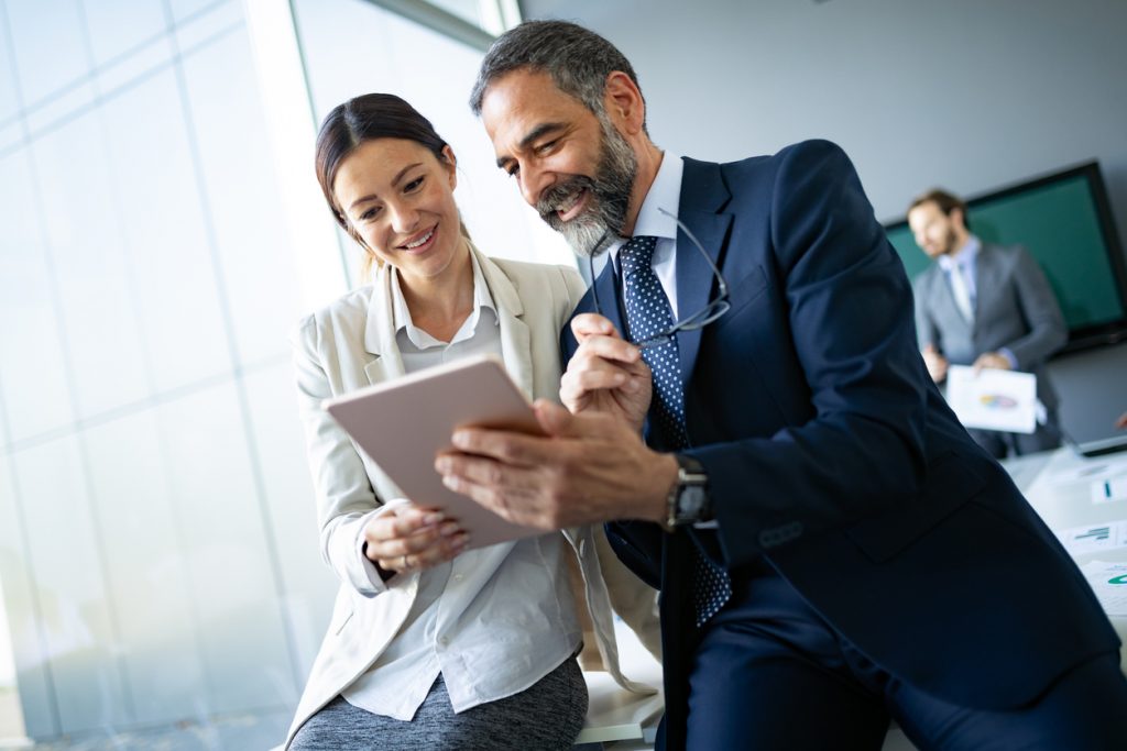 Abogado de negocios con cliente en oficina. Concepto: contratar a un abogado de negocios o recurror a información gratuita en línea