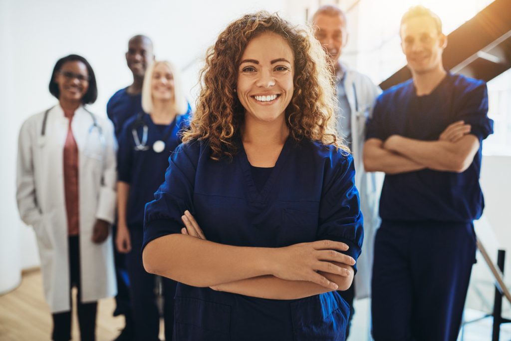 Joven doctora con equipo médico a su espalda. Concepto: Como elegir seguro médico
