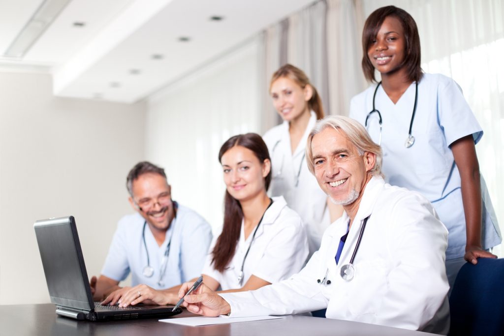 Equipo de doctores en oficina médica. Concepto:Las mejores opciones de seguro médico para pequeñas empresas