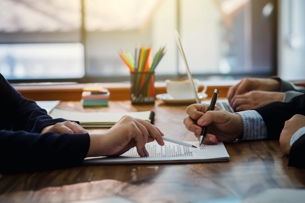 Hombre de negocios firmando un contrato. Concept: anticipo