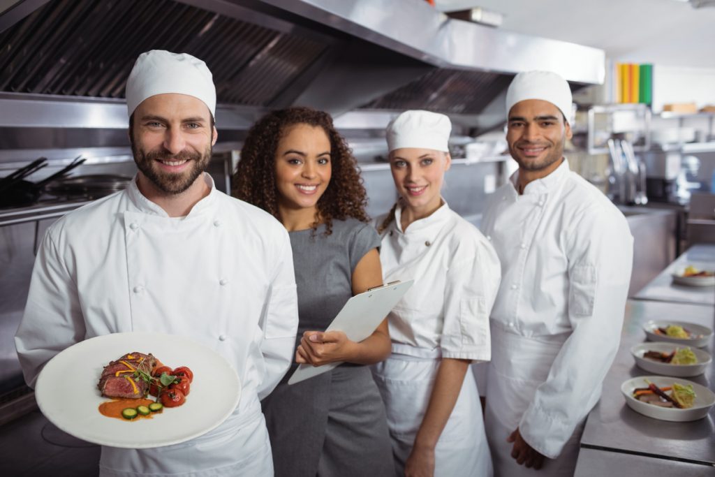 Personal de restaurante en cocina comercial. Concepto: Tipos de restaurantes