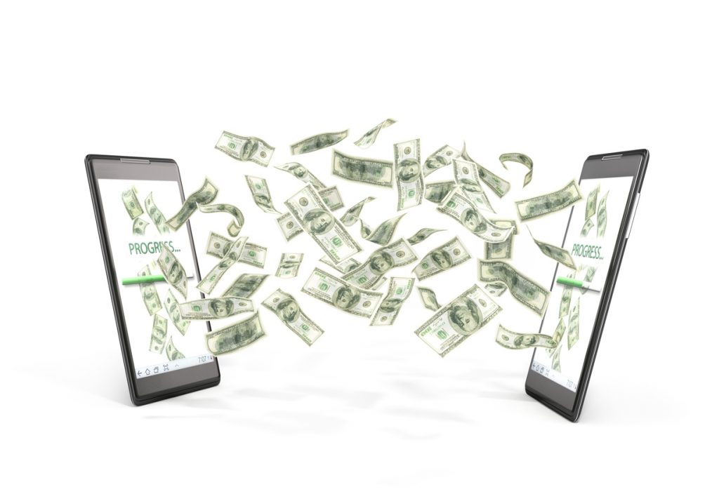 Dos móviles transfiriéndose dinero el uno al otro. Concepto: transferencias ACH