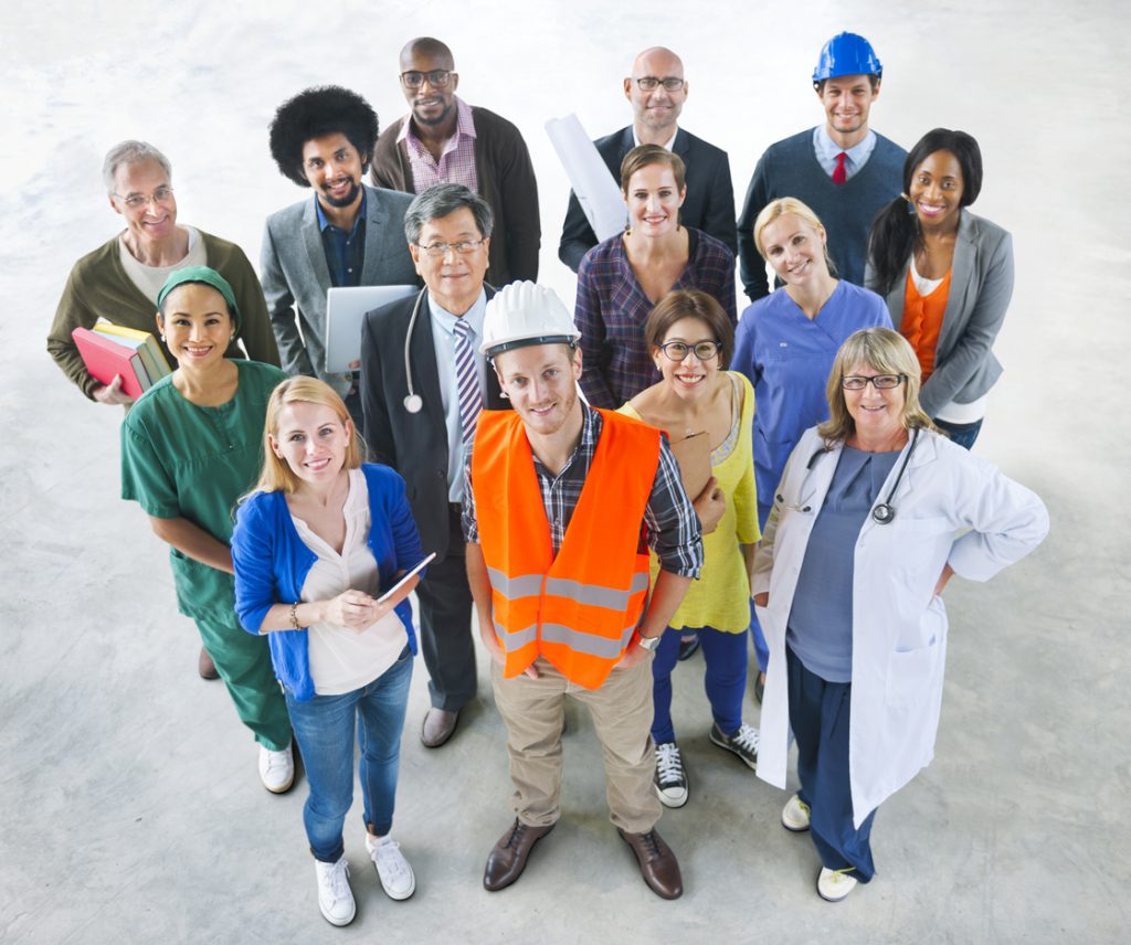 Grupo multiracial de personas en diferentes tipos de industrias