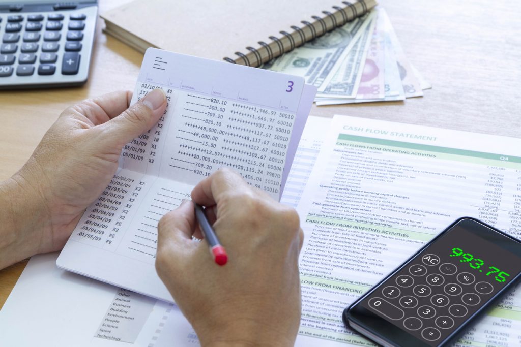 Revisando cuenta de banco con transacciones, balance de cuenta, etc. concept: QuickBooks