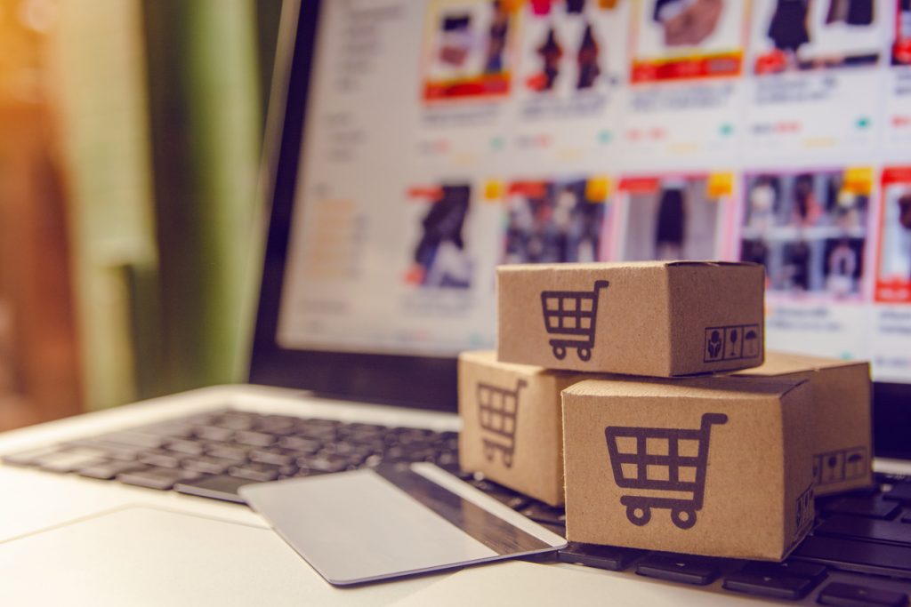 Concepto de compras en línea, servicio de eCommerce. concept: Shopify o Amazon: