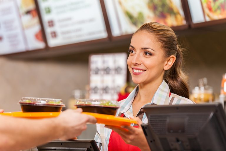 Mesera tras mostrador en restaurante de comida rápida. Concepto: Lean Management