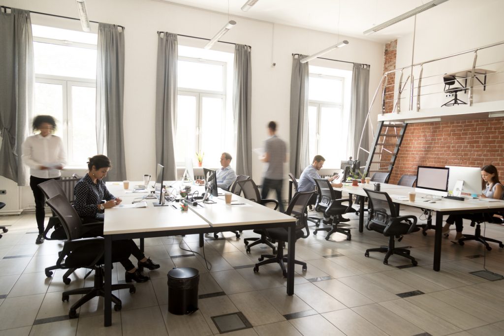 Staff corporativo de empleados trabajando usando computadoras en un espacio de co-working.