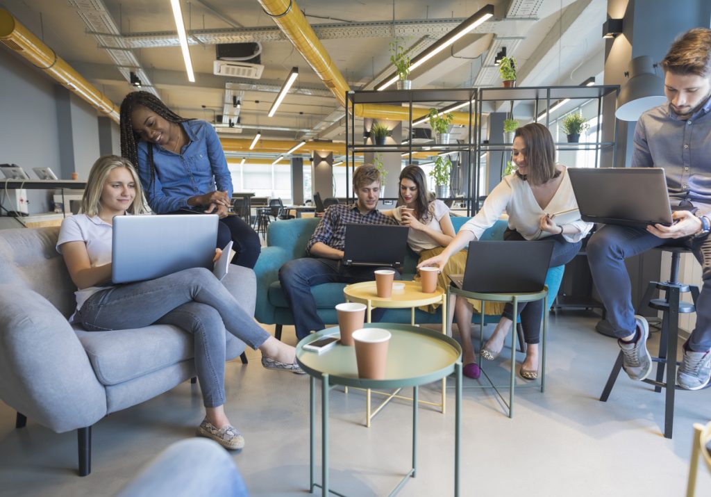 Jóvenes trabajando en una estrategia para una startup en un coworking. Concept: espacio de co-working