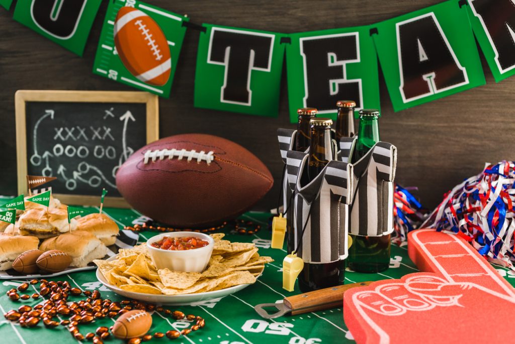 Día de juego, super bowl, festa, mesa con cerveza, papas, y salsa