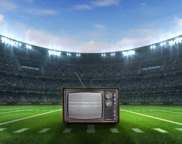 Estadio de footbal, fútbol, americano con una televisión en el centro. concept: anuncios super bowl