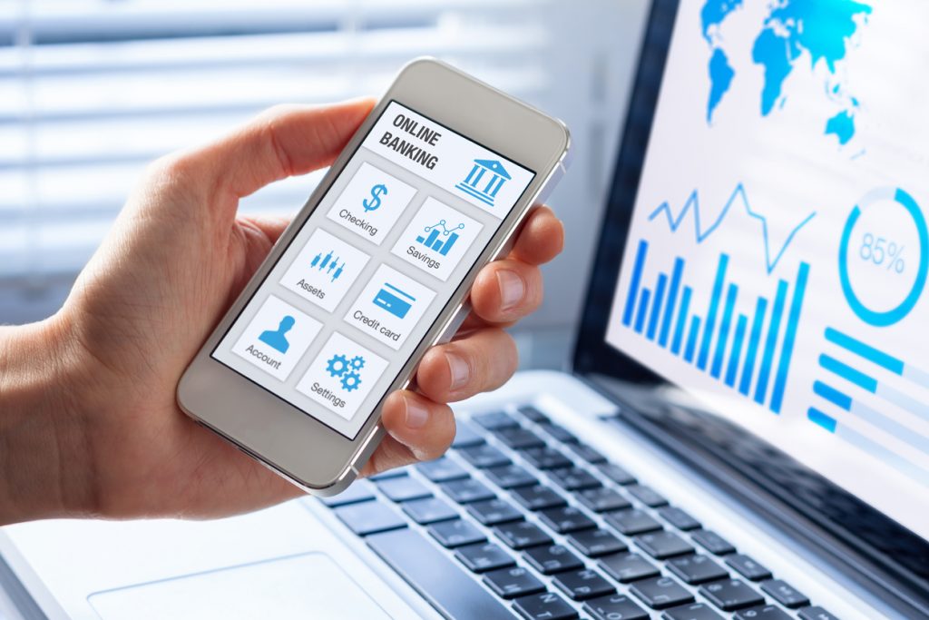 Banca en línea, app en un celular, persona de negocios revisando su cuenta. Concept: cuenta de banco en línea