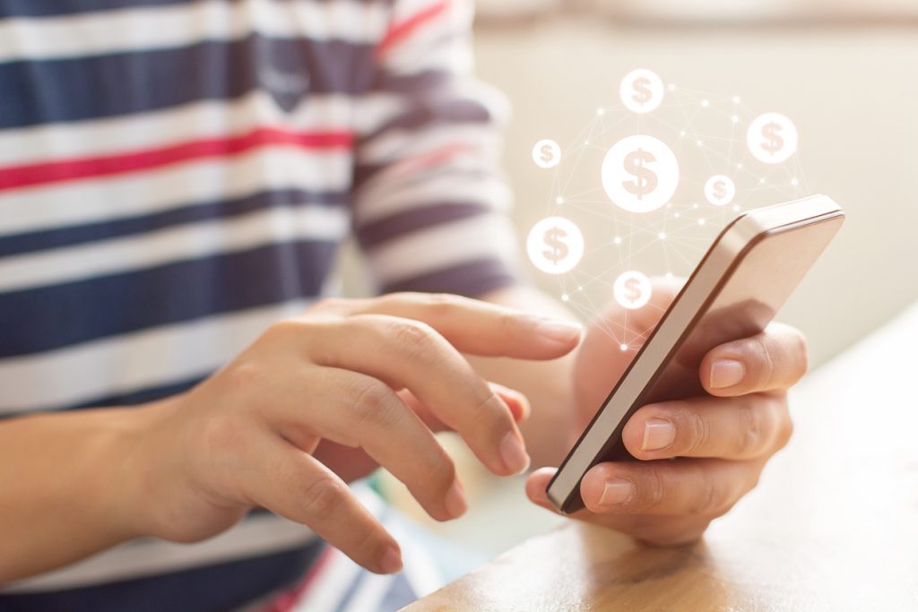Persona usando smartphone con transacciones en línea. concept: apps de finanzas