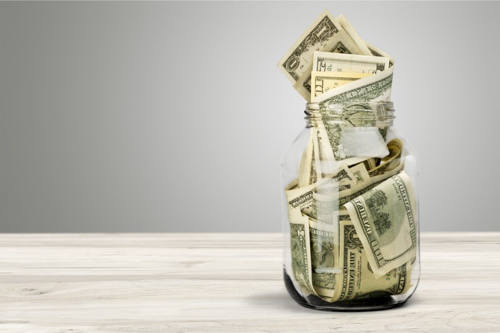 Frasco de vidrio con dinero. concept: cuentas de inversión