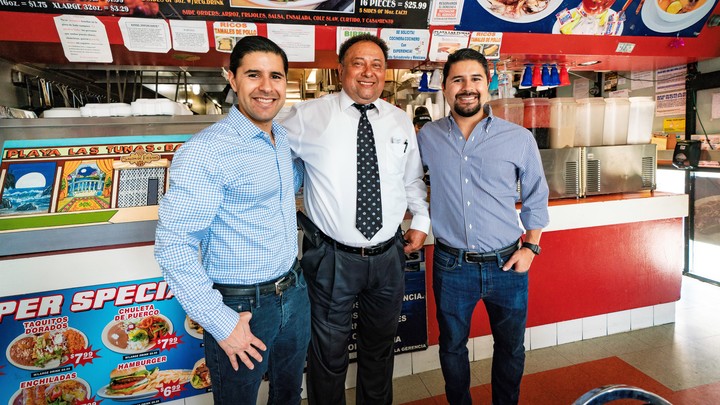 Sean y Kenny Salas con miembro de Camino Financial. Concepto: encuesta de Camino Financial sobre dueños de empresas Latinx 2019.
