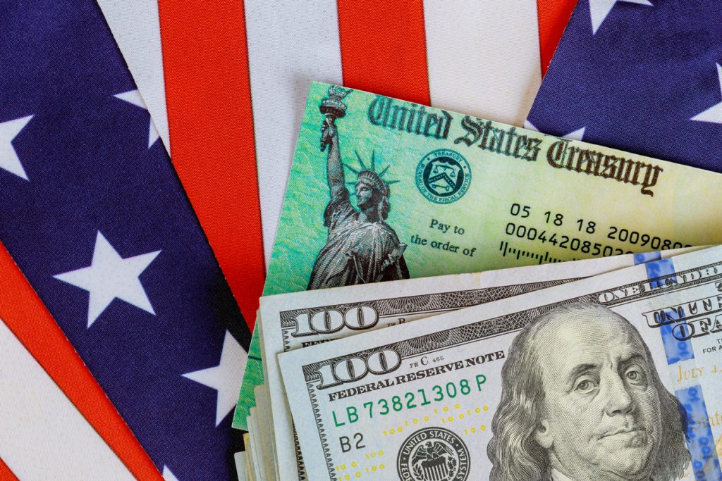 Dólares americanos con bandera de estados unidos. concept: pago de estímulo por COVID-19