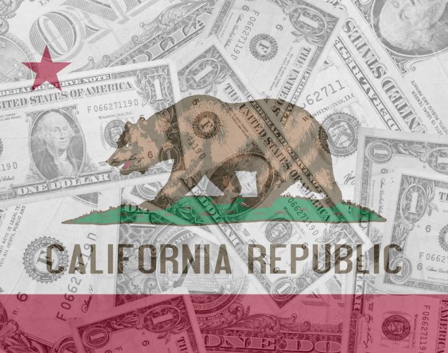 Bandera del estado de California y dólares. concept: ayuda covid indocumentados