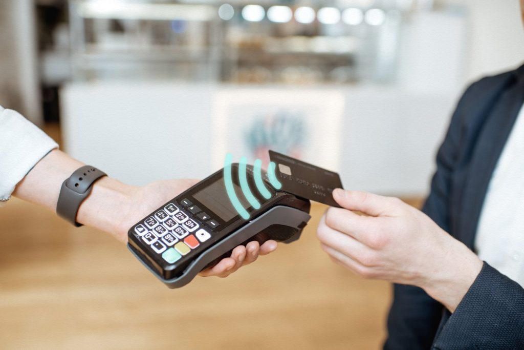 Contactless payment, pago sin contacto, pago contactless. Tarjeta de crédito y terminal