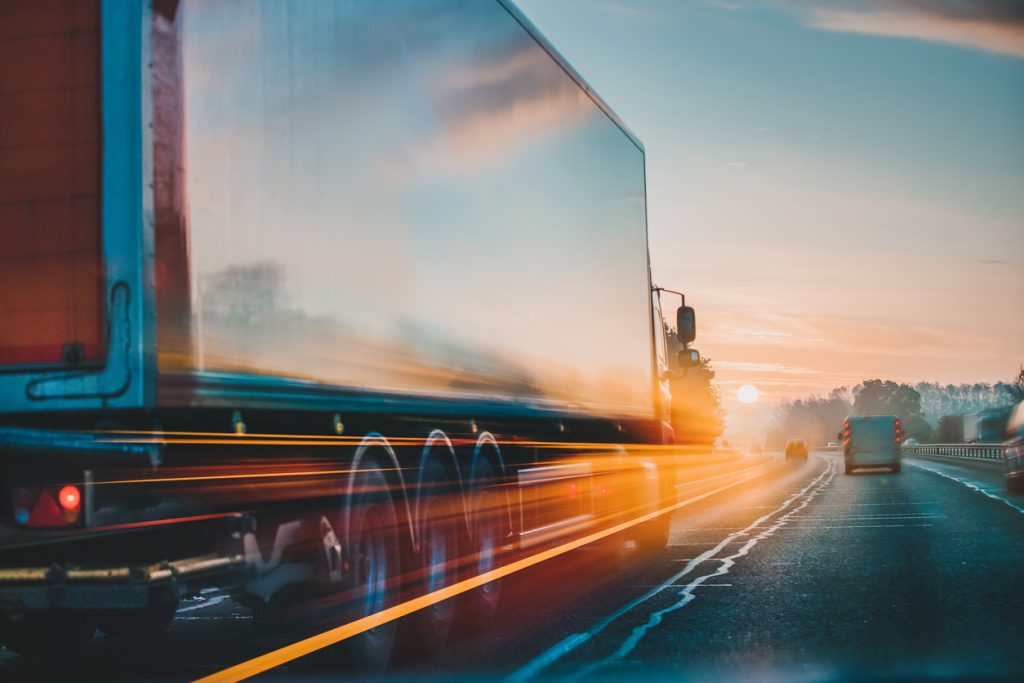 Camión en carretera. concept: El panorama de la industria camionera