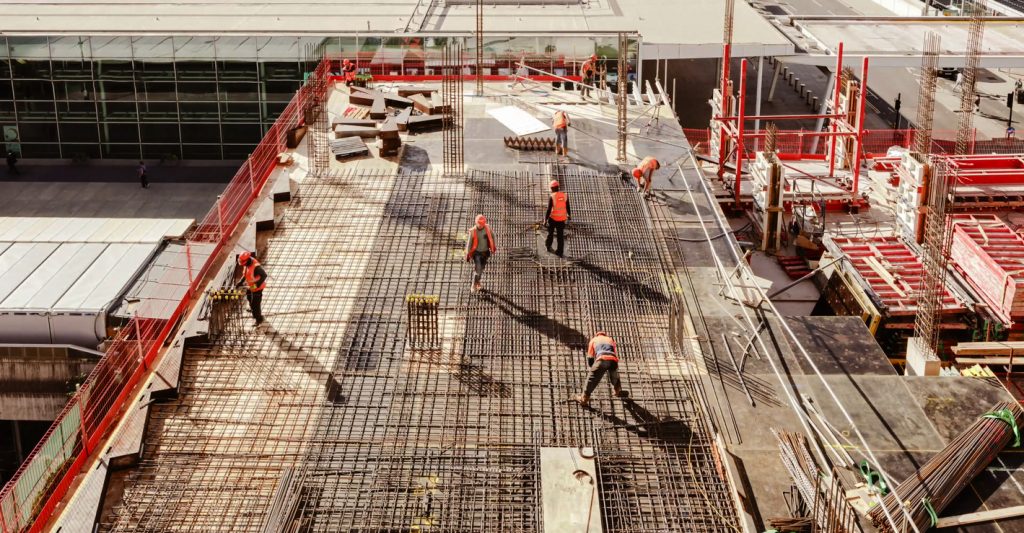 Sitio de construcción con empleados trabajando. concept: industria de la construcción
