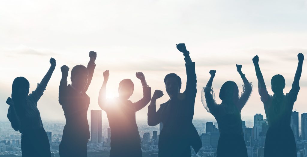 siluetas de empresarios felices, éxito. concept: citas inspiradoras