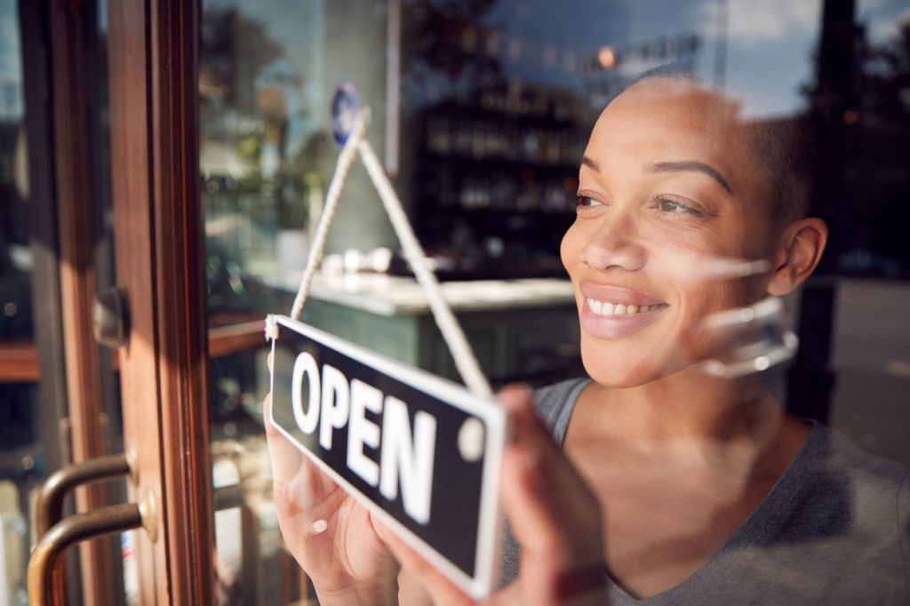 Emprendedora abriendo su negocio. concept: negocios menos rentables