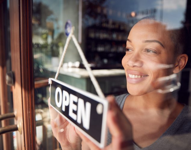 Emprendedora abriendo su negocio. concept: negocios menos rentables