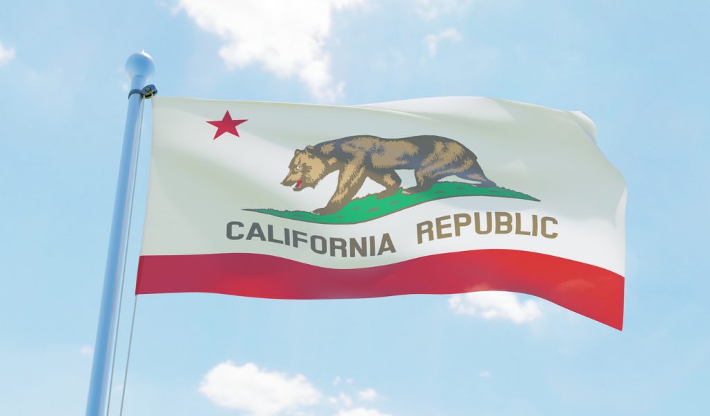 bandera de California (USA) ondeando contra el viento. imagen 3d. concept subvenciones para pequeñas empresas en California