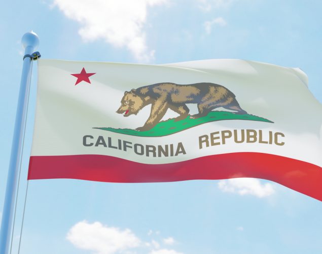 bandera de California (USA) ondeando contra el viento. imagen 3d. concept subvenciones para pequeñas empresas en California