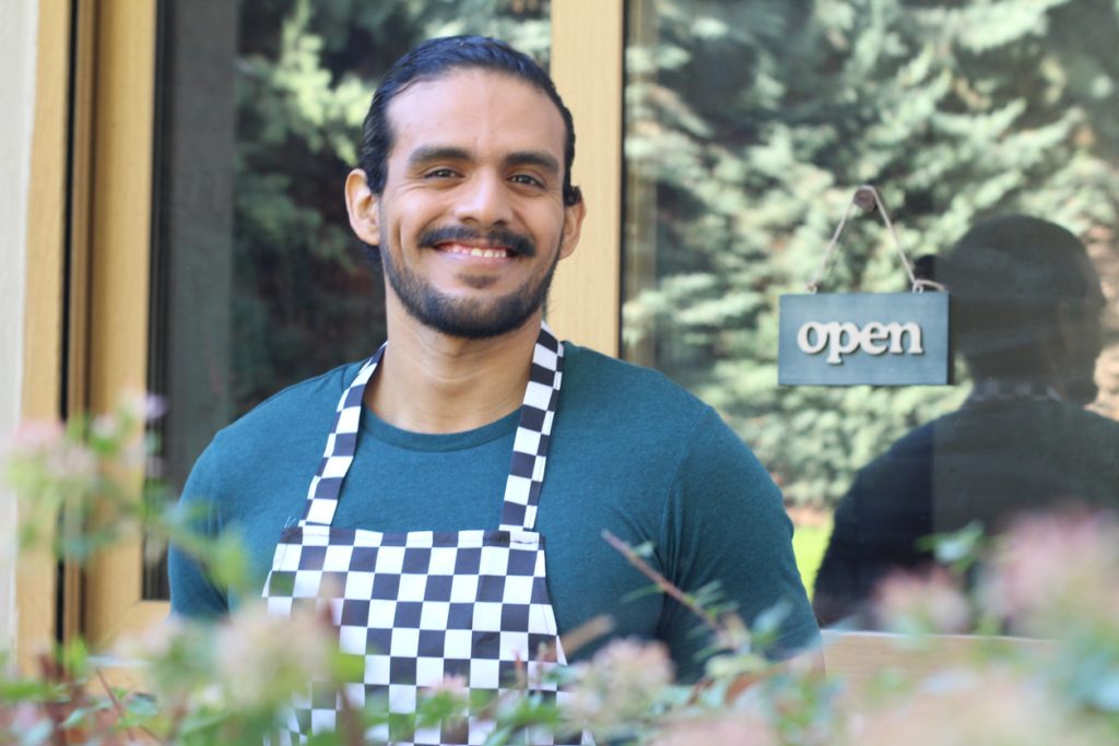 barista latino trabajando. concept: reconstruye tu negocio